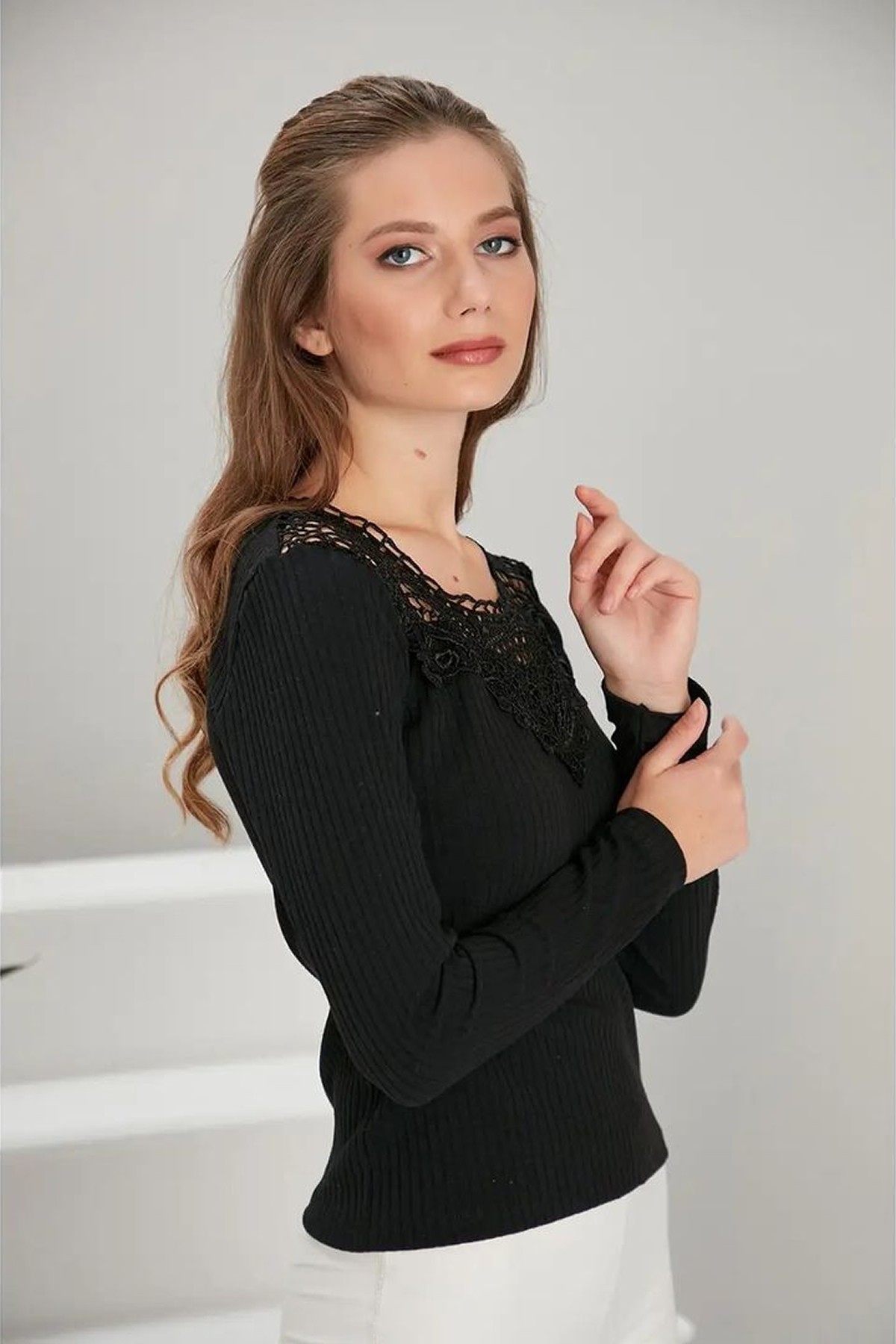  Yakası Dantel Detaylı Kaşkorse Siyah Bluz